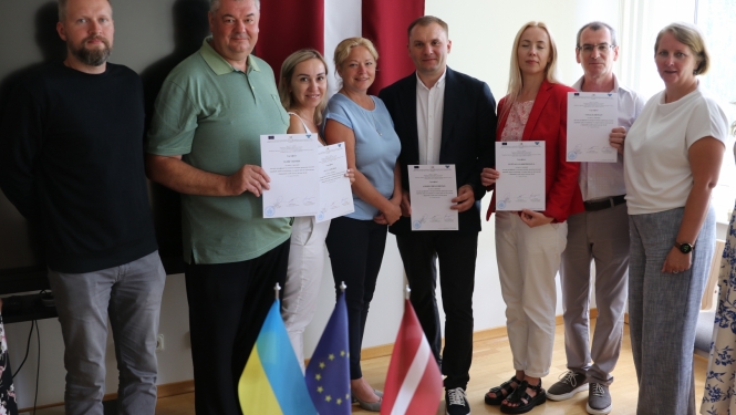 Grupas bilde - Ukrainas un Latvijas kolēģi, Ukrainas kolēģiem rokā sertifikāti