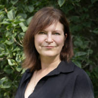 tumšmataina sieve, fonā zaļi augi