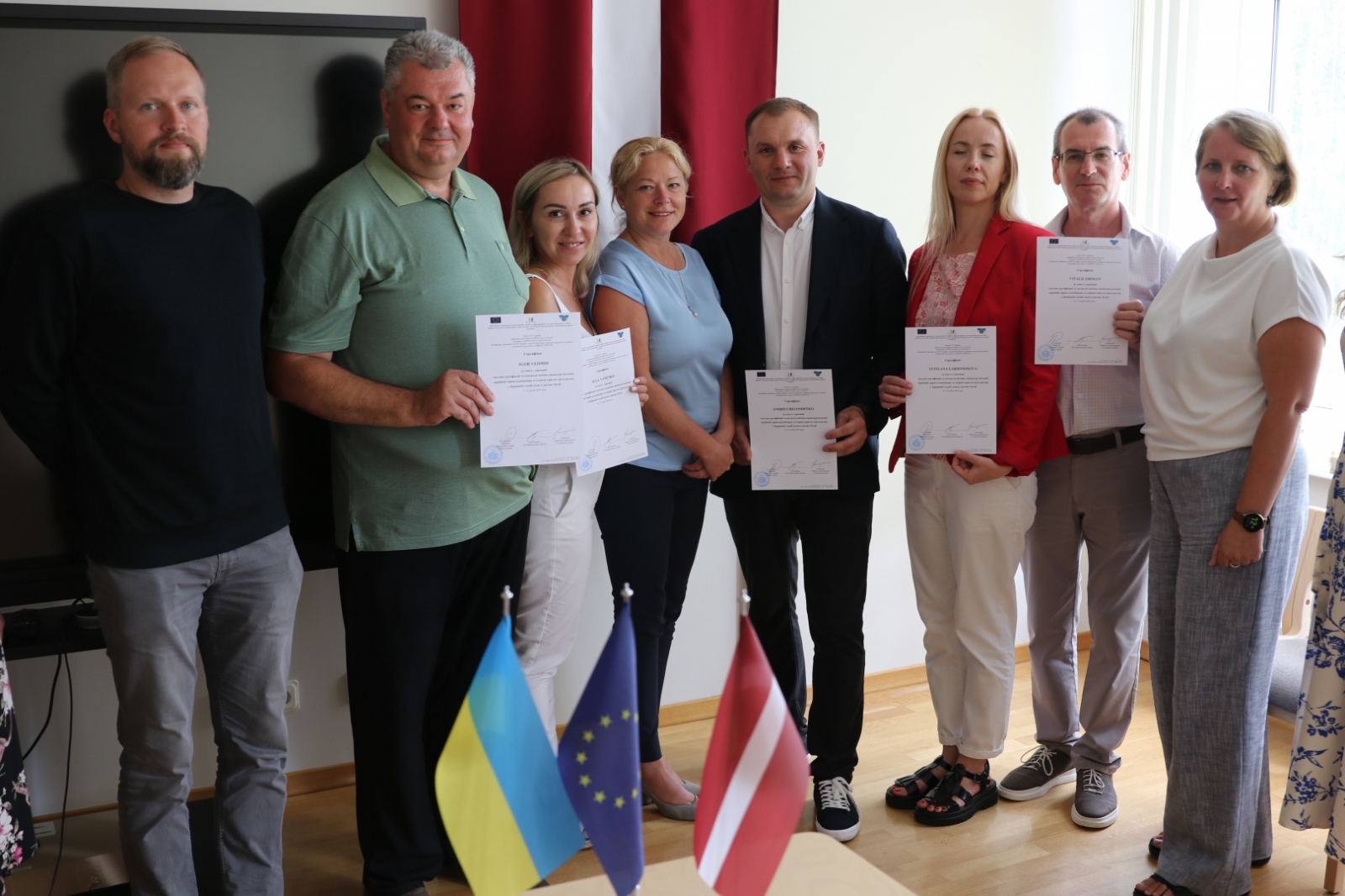 Grupas bilde - Ukrainas un Latvijas kolēģi, Ukrainas kolēģiem rokā sertifikāti